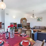 Three-bedroom In 아파트 *
